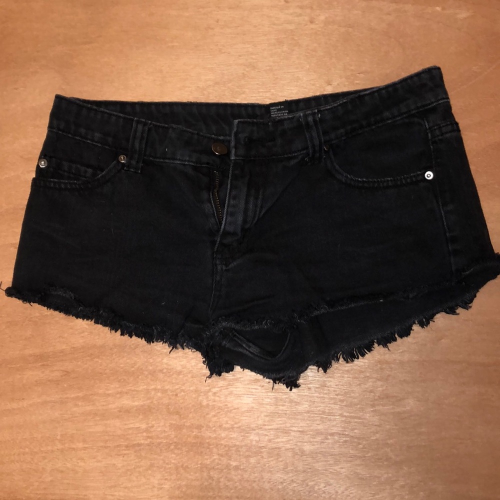 CUTE BLACK DENIM SHORTS | PERFECT FOR SUMMER